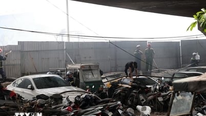 Se comprobará la seguridad estructural del puente Vinh Tuy después del incendio en el estacionamiento debajo del puente.