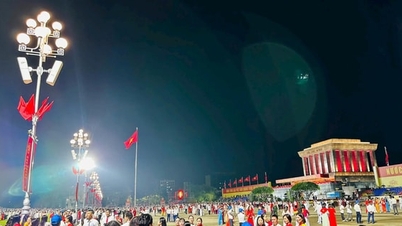 ए80 रिहर्सल से पहले बा दीन्ह स्क्वायर एक आनंदमय और हलचल भरे माहौल से भर जाता है।