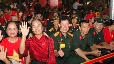 ผู้คนต่างรอคอยอย่างตื่นเต้นตลอดทั้งคืนเพื่อการซ้อมขบวนพาเหรดเพื่อเฉลิมฉลองวันครบรอบ 80 ปีการปฏิวัติเดือนสิงหาคมและวันชาติวันที่ 2 กันยายน
