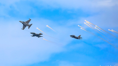 Jet tempur Su-30-MK2 jatuhkan peluru pengacau, helikopter mengibarkan bendera di langit ibu kota