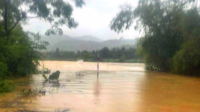 Ponte inundada com águas profundas, aldeia de Rao Tre fica isolada