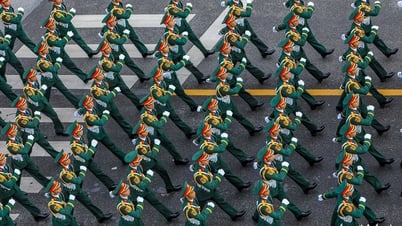 (Ao vivo) Os blocos de desfile se espalham pelas ruas, caminhando nos braços do povo.