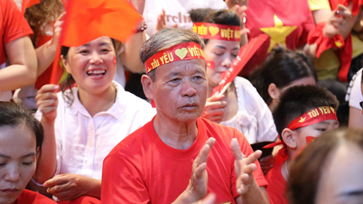 Menunggu parade dengan gembira, berbaris dengan kebanggaan nasional