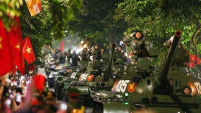 Vehículos, equipos y desfile militar marchan desde temprano por la mañana hasta la plaza Ba Dinh.