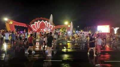 राष्ट्रीय दिवस की छुट्टी के पहले दिन "आजादी - आजादी - खुशहाली की 80 साल की यात्रा" प्रदर्शनी में उमड़ी लोगों की भीड़
