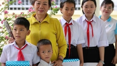 Khanh Hoa: Mujeres y huérfanos reciben el periódico femenino vietnamita