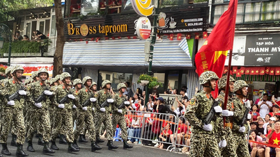 Blok-blok parade berbaris diiringi sorak sorai masyarakat.