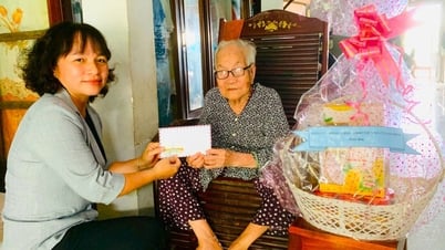 Visite e ofereça presentes à Heroica Mãe Vietnamita Le Thi Sau