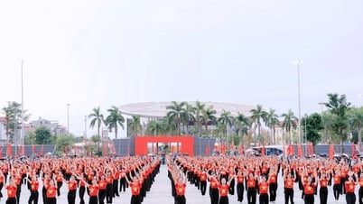 Mulheres de Hanói apresentam dança folclórica para celebrar feriado nacional