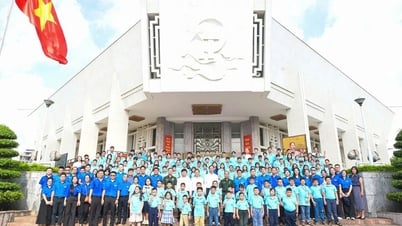 पेट्रोवियतनाम युवा संघ द्वारा आयोजित 2024-2025 शैक्षणिक वर्ष में उच्च उपलब्धि प्राप्त करने वाले छात्रों को सम्मानित करने के लिए समारोह में भाग लेते हुए