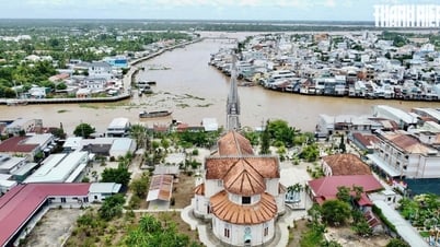 Temukan gereja berusia seabad dengan menara lonceng tertinggi di Barat