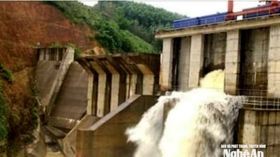 Décharge d'eau du réservoir hydroélectrique de Nam Giai (commune de Que Phong) à 4 heures du matin le 31 août