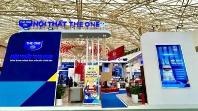 Chiêm ngưỡng ghế The One cao 2,5m của gian hàng Nội thất The One tại Triển lãm A80