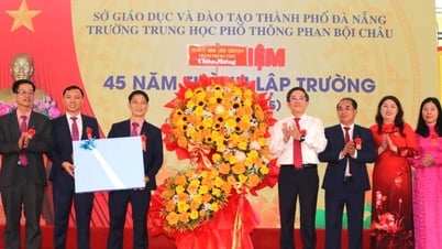 A Escola Secundária Phan Boi Chau comemora 45º aniversário