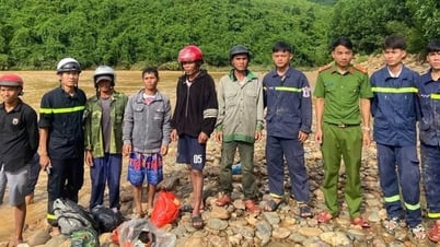 Quang Tri: Cinco pessoas foram resgatadas com sucesso após 4 horas de luta contra fortes correntes de enchente