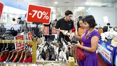 ช้อปปิ้งช่วงเทศกาลลดราคา สินค้าหลายรายการลดสูงสุดถึง 80%