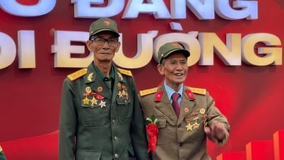 Mais orgulho e gratidão na jornada de descoberta da exposição “95 anos da Bandeira do Partido iluminando caminhos”