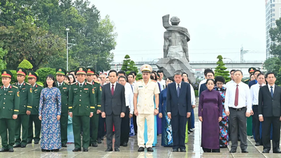 Sekretaris Komite Partai Kota Ho Chi Minh Tran Luu Quang dan delegasi mempersembahkan dupa untuk mengenang para martir heroik.