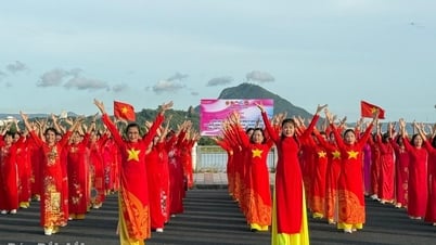 Đồng diễn áo dài, múa dân vũ chào mừng Quốc khánh 2/9