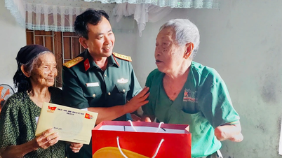 Comandante do Comando Militar Provincial de Gia Lai visita e entrega presentes às famílias de políticos