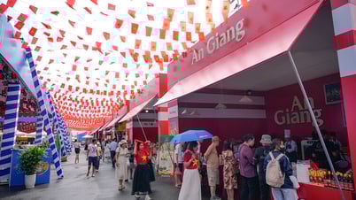 Los turistas acuden en masa al puesto culinario de An Giang