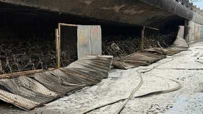 В результате крупного пожара сгорели десятки мотоциклов, припаркованных под мостом Винь Туй.