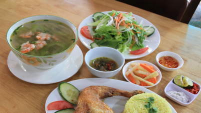 ເຂົ້າໄກ່ດົງອຸ້ງ: ລົດຊາດທີ່ລຽບງ່າຍເຮັດໃຫ້ຜູ້ກິນເຂົ້າກັບມາ