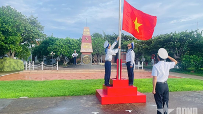राष्ट्रीय दिवस 2 सितंबर की ओर तरंग शीर्ष पर स्टील ढाल