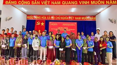 Trao 90 suất quà đến người dân có hoàn cảnh khó khăn ở xã Đông Khánh Sơn