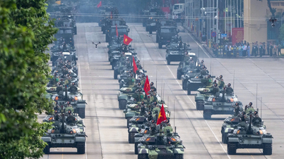 (Ao vivo) Tanques corajosos avançam em direção a Ba Dinh, Su-30MK2 libera armadilhas de calor no céu