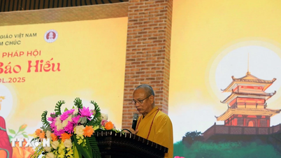 Des milliers de moines et de nonnes bouddhistes assistent à la cérémonie de Vu Lan à la pagode Tam Chuc