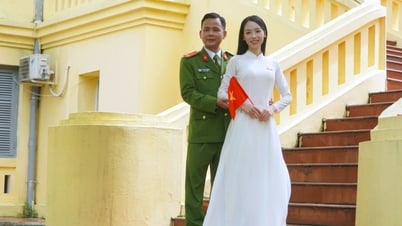 Una pareja se toma fotos de boda en un museo para celebrar el 80º Día Nacional el 2 de septiembre