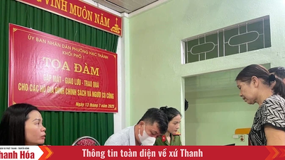 Die Polizei von Thanh Hoa unterstützt die Menschen bei der Entgegennahme von Geschenken anlässlich des 80. Jahrestages der Augustrevolution und des Nationalfeiertags am 2. September