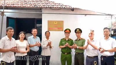 Polisi Komune Trieu Viet Vuong menyerahkan rumah "Solidaritas Besar" kepada rumah tangga miskin