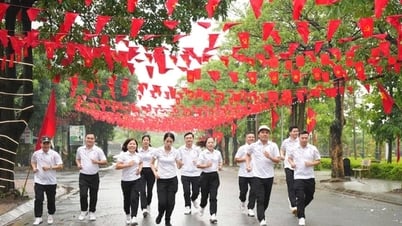 Hampir 300 atlet berpartisipasi dalam babak final Hanoi Moi Newspaper Run ke-1 di Komune Van Dinh - Untuk Perdamaian 2025