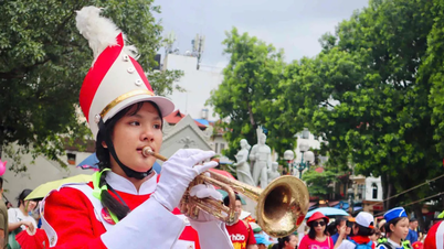 100 estudantes da Cidade de Ho Chi Minh apresentam música de trompete na rua de pedestres do Lago Hoan Kiem