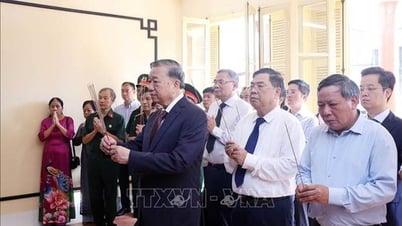 Generalsekretär To Lam opfert Weihrauch zum Gedenken an Präsident Ho Chi Minh im Reliquienhaus Nr. 48 Hang Ngang, Hanoi