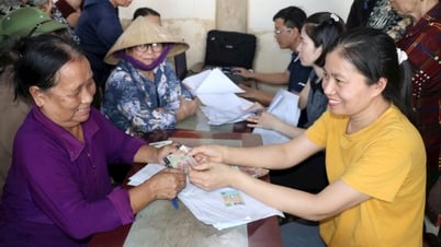 Moradores de Hai Phong vão animadamente receber presentes do Dia da Independência