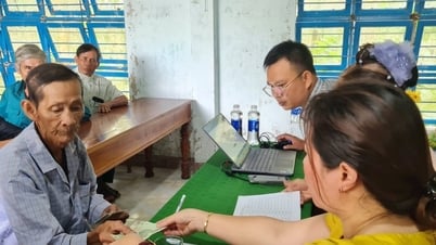 Los residentes de Tien Phuoc reciben con entusiasmo regalos con motivo del Día Nacional el 2 de septiembre