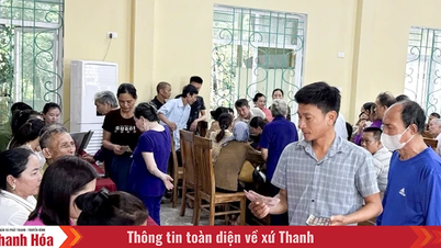 Komune Minh Son memberikan hadiah Hari Kemerdekaan kepada masyarakat