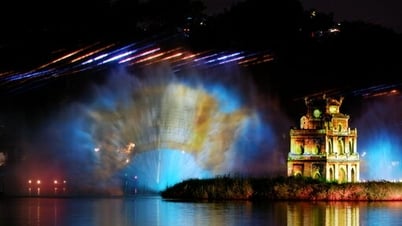 'Sounds of Hanoi' lights up Hoan Kiem Lake