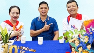 Vikki trao giải thưởng trong chương trình “Mở tài khoản Vikki An sinh – Nhận quà mừng Quốc khánh”