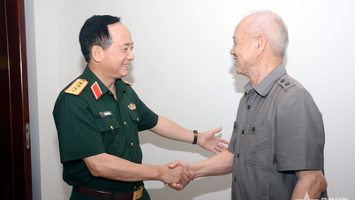El general Trinh Van Quyet visita y entrega obsequios a ex líderes del Ministerio de Defensa Nacional