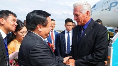 Sekretaris Pertama, Presiden Kuba dan istrinya tiba di Hanoi