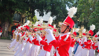 La banda de música estudiantil de la ciudad de Ho Chi Minh se presenta en el monumento al Rey Ly Thai To.