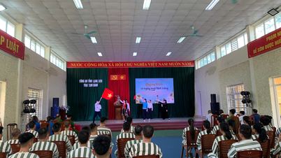 Perpustakaan Provinsi Lang Son mempromosikan dan memperkenalkan buku di kamp penahanan Polisi Provinsi Lang Son.