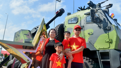 Orang-orang terkejut saat mengambil gambar dan menyentuh rudal dan tank Vietnam.
