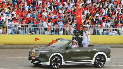 Gros plan du cabriolet VinFast VF9 lors de la répétition de la 80e Journée nationale, le 2 septembre