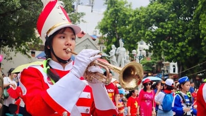 100 estudantes da Cidade de Ho Chi Minh viajaram 1.700 km até Hanói para se apresentar com uma banda de metais e desfilar ao redor do Lago Hoan Kiem para celebrar o Dia Nacional.
