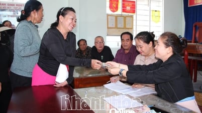 As pessoas ficam animadas para receber presentes no Dia Nacional